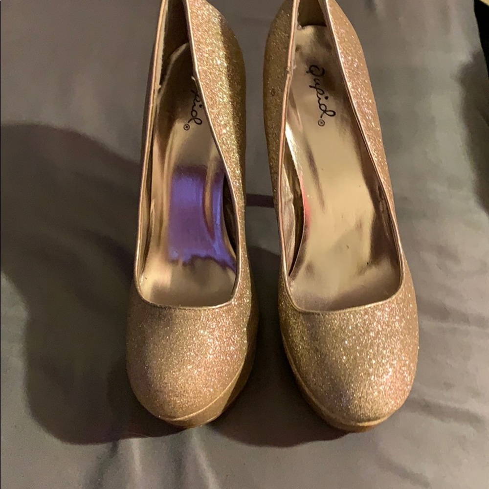 Sparkling gold pumps!